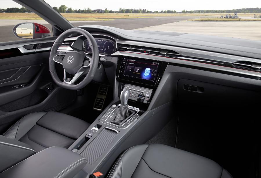 Торпедо Volkswagen Arteon Shooting Brake eHYBRID R-Line 2020 года  (WW) (фото 10 из 17)